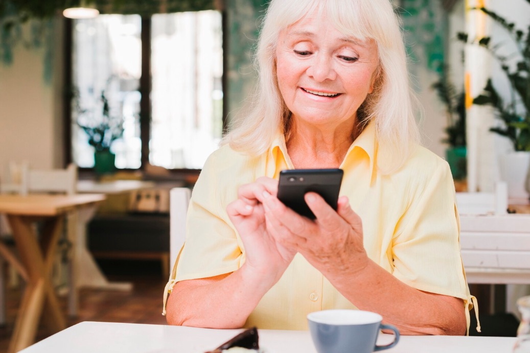 Anziani usano smartphone